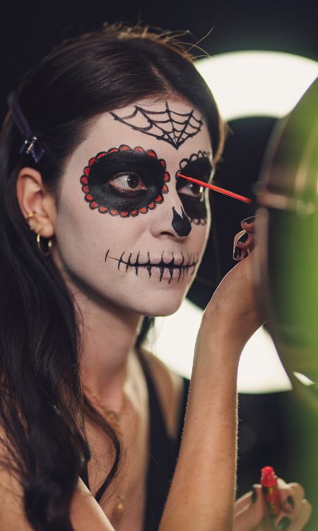 Mujer maquillándose para Halloween