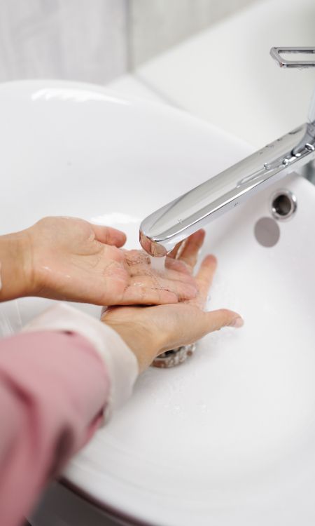 Mujer lavándose las manos