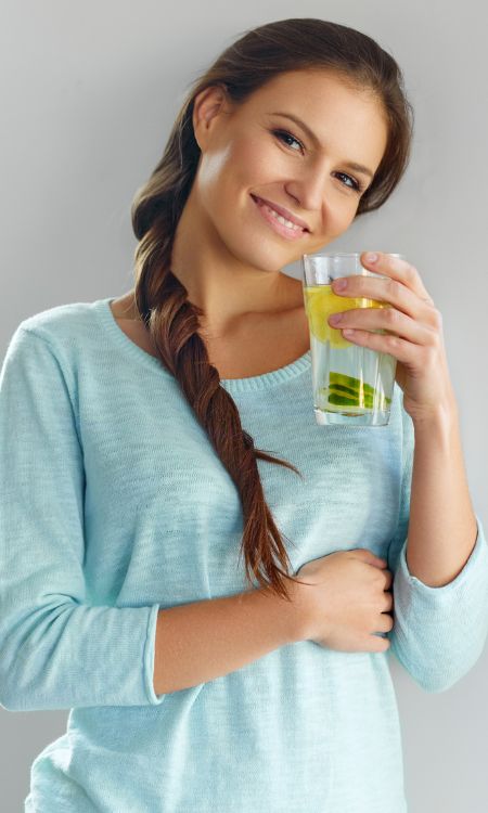 Mujer bebiendo agua frutal