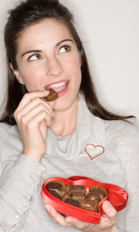 Mujer comiendp chocolates 