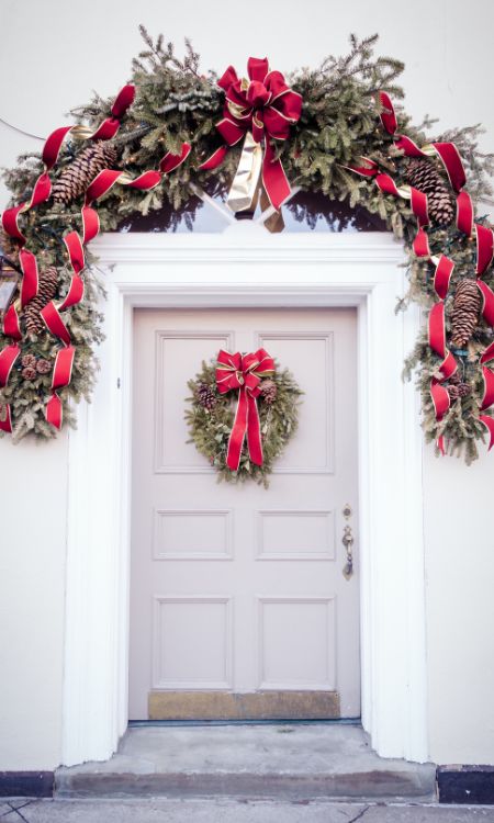 Puerta de entrada decorada de Navidad.